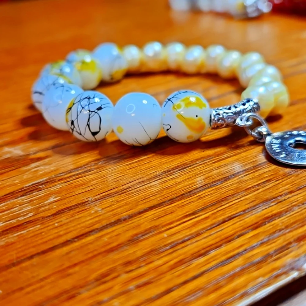 NWT Lemon Freshwater Pearls and Artisan Glass Beads Stretch Bracelet - Picture 3 of 4